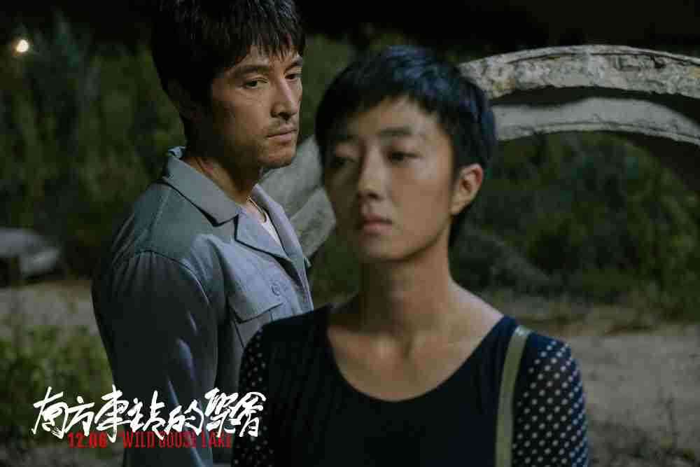 胡歌与桂纶镁塘边邂逅 胡歌与桂纶镁塘边邂逅